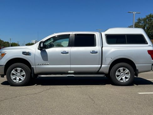 Used 2017 Nissan Titan SV AWD/4WD image 7