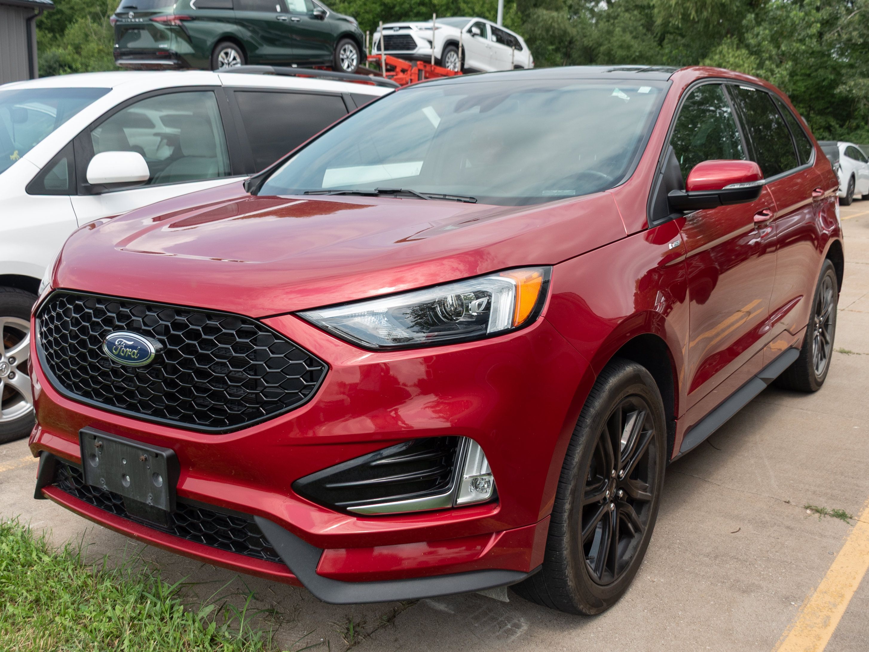 Used 2020 Ford Edge ST-Line w/ Cold Weather Package AWD/4WD image 4