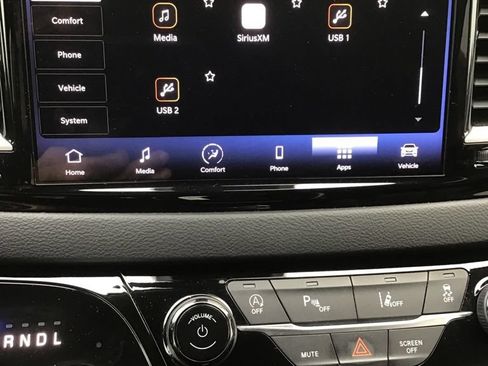 Used 2023 Chrysler Pacifica Touring-L FWD image 11