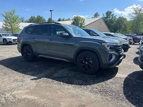 Used 2025 Volkswagen Atlas Peak Edition SE AWD/4WD image 2