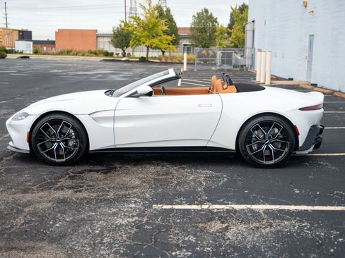 Used 2021 Aston Martin V8 Vantage Roadster image 20