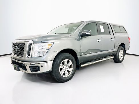 Used 2018 Nissan Titan SV w/ SV Convenience Package AWD/4WD image 3
