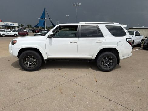 Used 2018 Toyota 4Runner SR5 AWD/4WD image 2