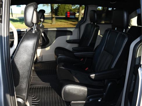 Used 2019 Dodge Grand Caravan SXT image 16