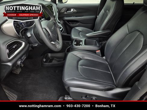 Used 2025 Chrysler Pacifica Select FWD image 25