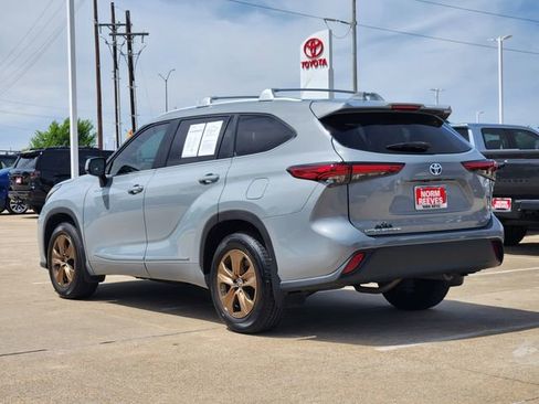 Used 2023 Toyota Highlander Bronze Edition FWD image 4