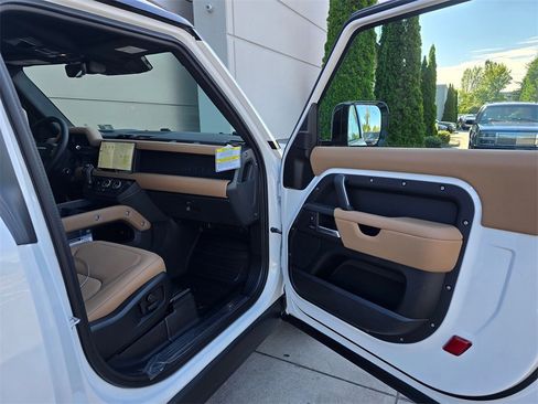 New 2025 Land Rover Defender 90 X-Dynamic SE image 26