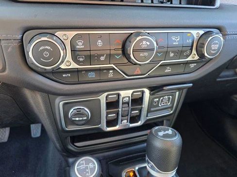 Used 2025 Jeep Wrangler Sahara image 23