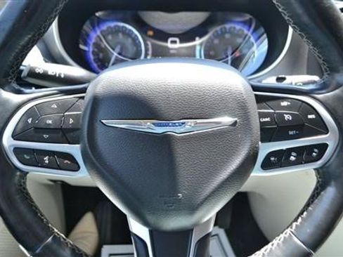 Used 2021 Chrysler Pacifica Touring-L FWD image 18