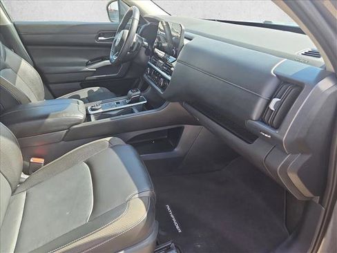 Used 2025 Nissan Pathfinder SL image 22
