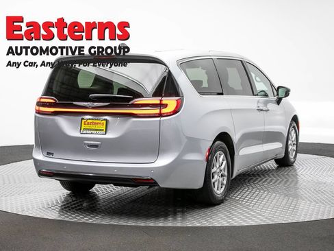 Used 2024 Chrysler Pacifica Touring-L FWD image 5