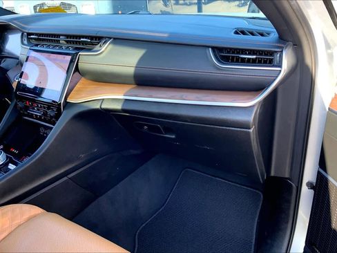 Used 2022 Jeep Grand Cherokee Summit w/ Luxury Tech Group V image 16