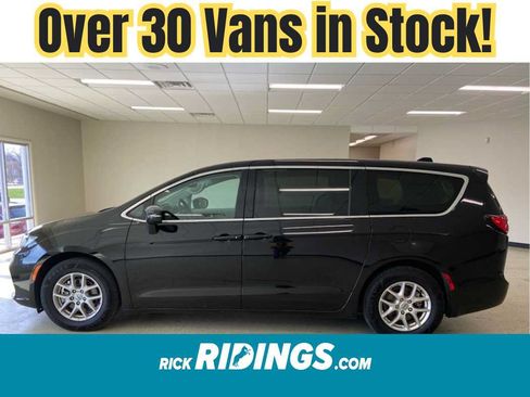 Used 2024 Chrysler Pacifica Touring-L FWD image 1