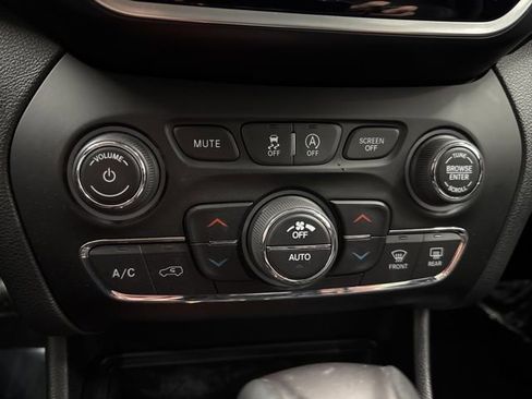 Used 2019 Jeep Cherokee Limited w/ Technology Group image 35