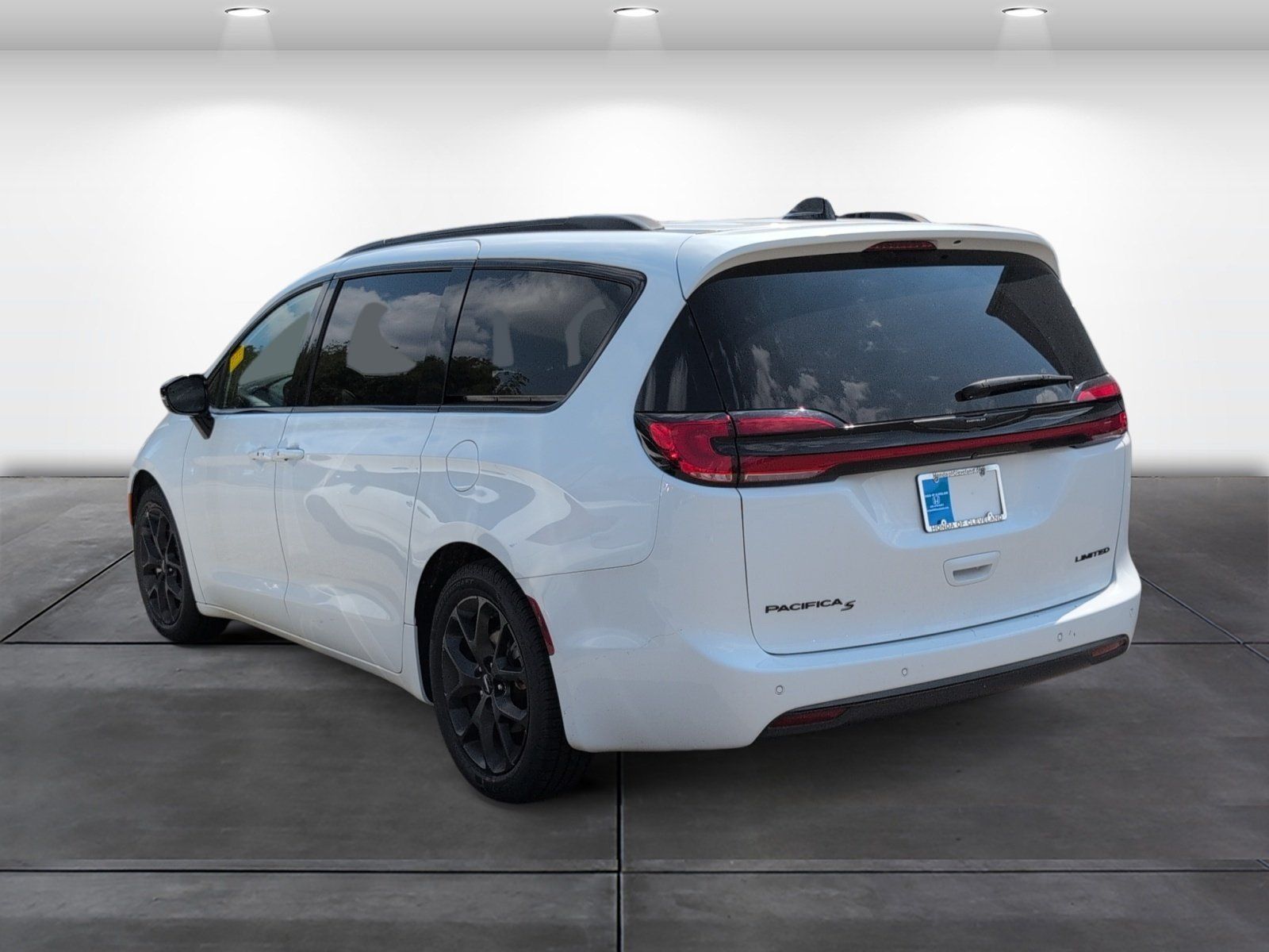 Used 2025 Chrysler Pacifica Limited FWD image 3