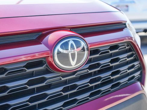 Used 2022 Toyota RAV4 XLE Premium image 10