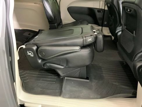 Used 2022 Chrysler Pacifica Touring-L FWD image 48