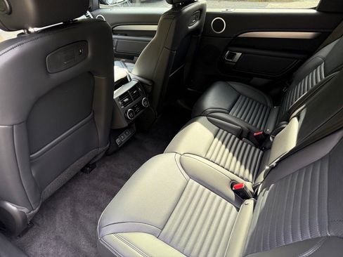 New 2025 Land Rover Discovery Dynamic SE image 13