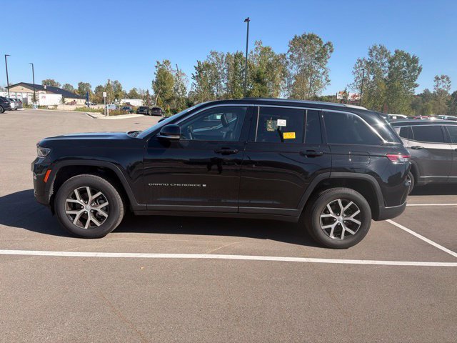 Used 2023 Jeep Grand Cherokee Limited w/ Trailer Tow Prep Group (B) AWD/4WD image 8