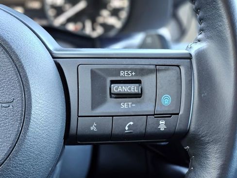 Used 2024 Nissan Pathfinder SV image 18