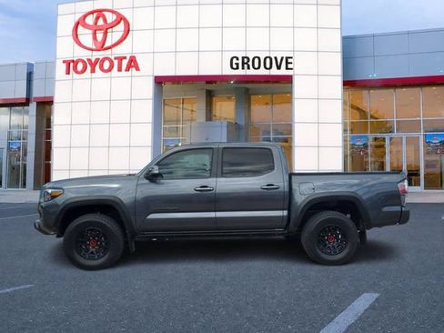 Used 2021 Toyota Tacoma TRD Off-Road w/ Technology Package AWD/4WD image 2