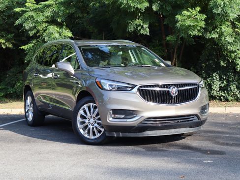 Used 2020 Buick Enclave Essence w/ Sound and Sites Package FWD image 2