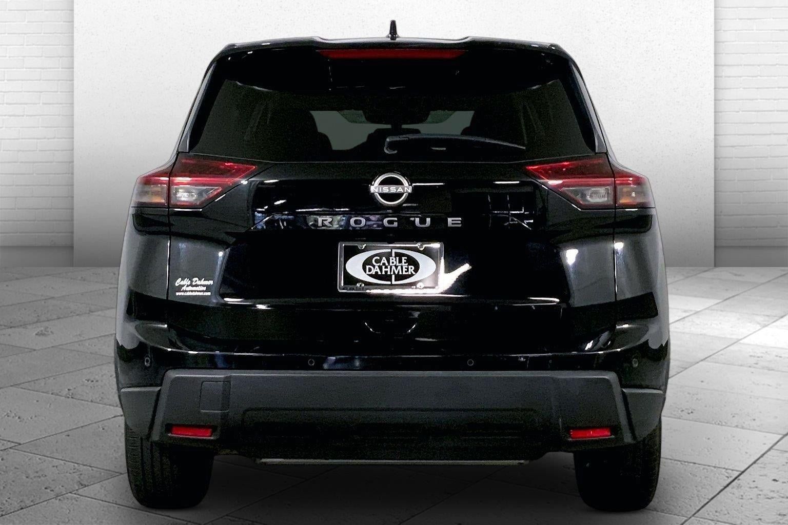 Used 2025 Nissan Rogue SV FWD image 3