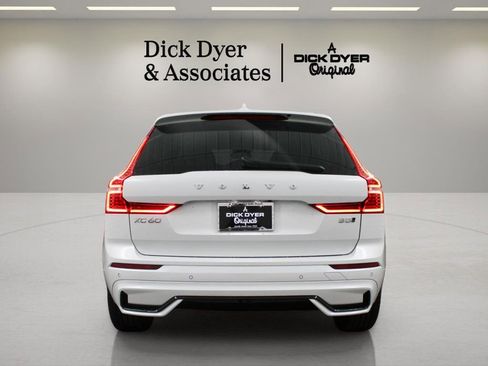 Certified 2025 Volvo XC60 B5 Core image 5