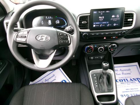 Used 2024 Hyundai Venue SE FWD image 11