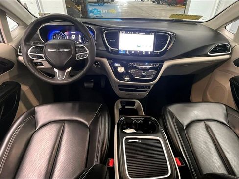Used 2023 Chrysler Pacifica Touring-L FWD image 22