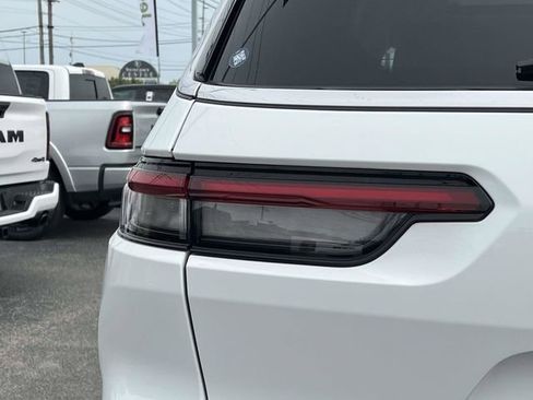 Used 2022 Jeep Grand Cherokee L Limited w/ Luxury Tech Group II AWD/4WD image 10