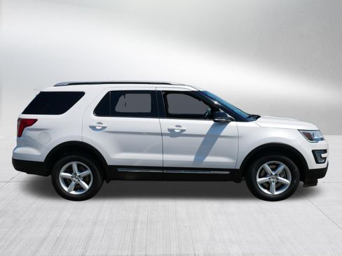 Used 2017 Ford Explorer XLT w/ Equipment Group 202A AWD/4WD image 8