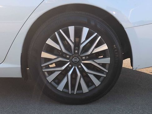 Used 2025 Nissan Altima 2.5 SV FWD image 12