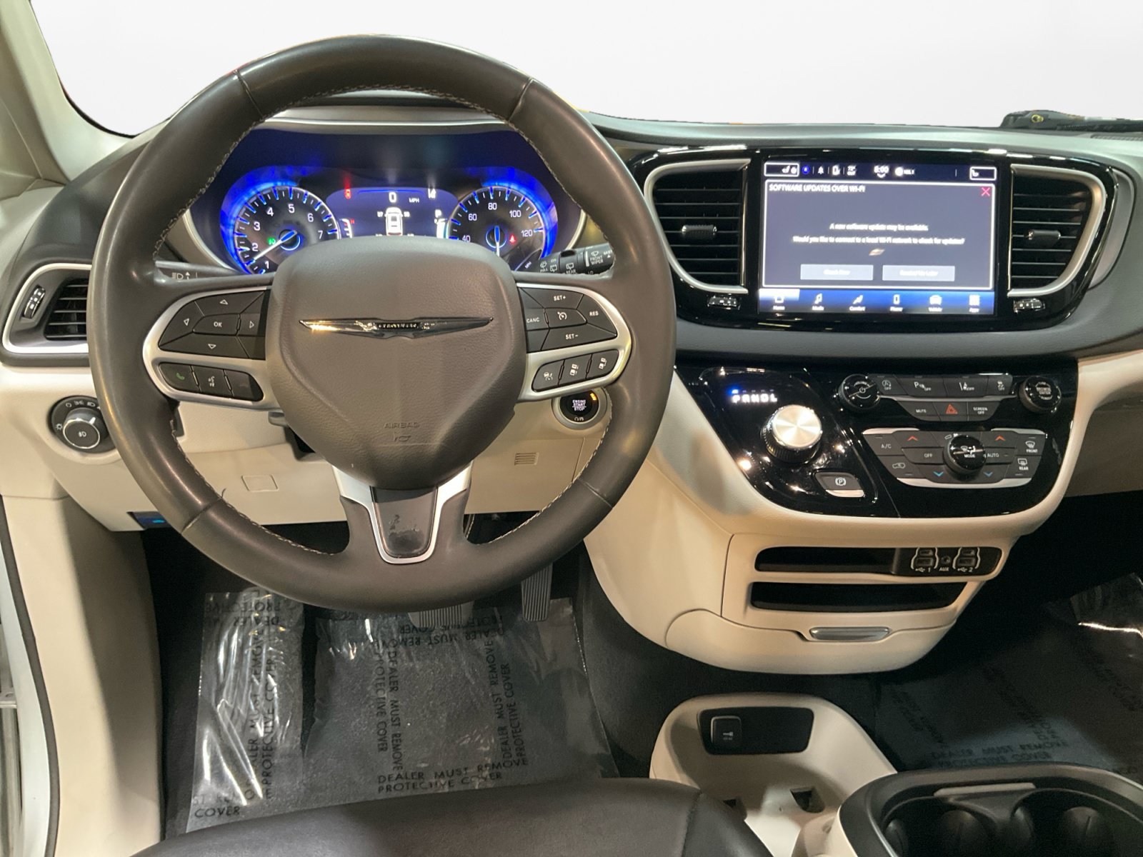 Used 2024 Chrysler Pacifica Touring-L FWD image 11