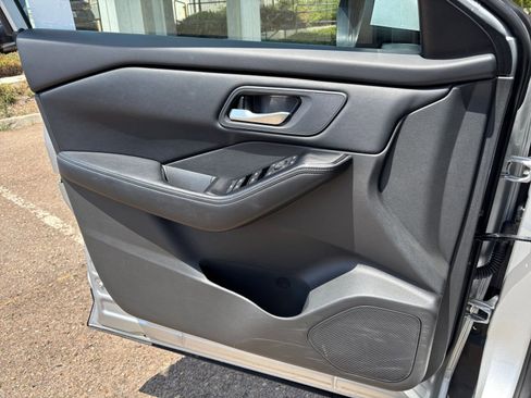 Used 2025 Nissan Rogue SV FWD image 18