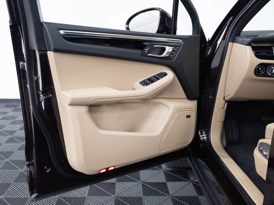 Certified 2026 Porsche Macan AWD/4WD image 11