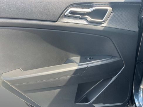 New 2025 Kia Sportage LX FWD image 18