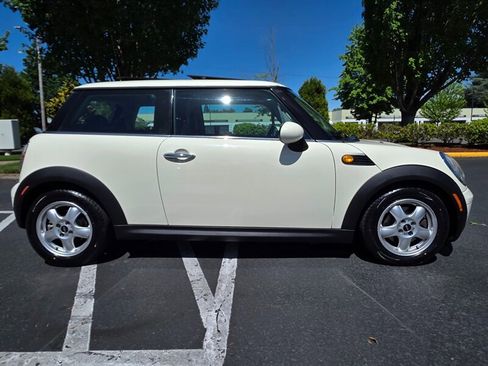 Used 2008 MINI Cooper Hardtop w/ Premium Pkg FWD image 4