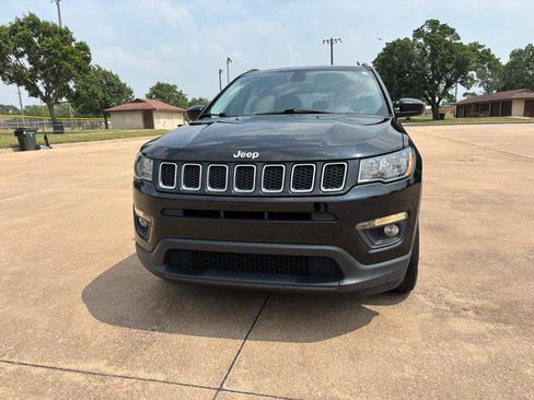 Used 2017 Jeep Compass Latitude w/ Cold Weather Group AWD/4WD image 4