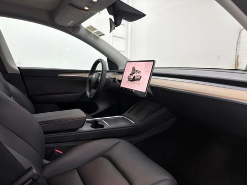 Used 2022 Tesla Model Y Long Range AWD/4WD image 32