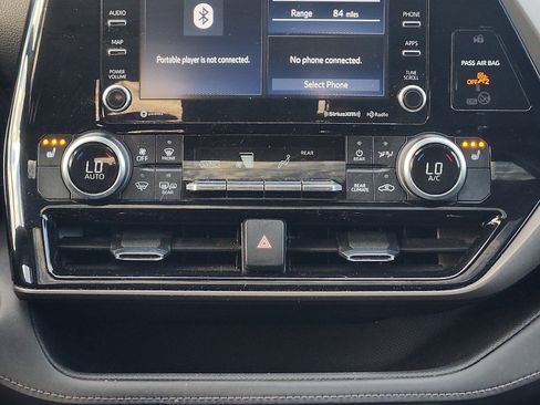 Used 2021 Toyota Highlander XLE AWD/4WD image 18