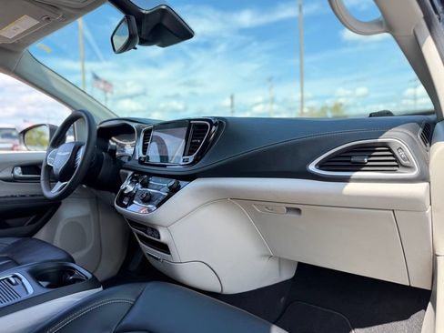 Used 2023 Chrysler Pacifica Touring-L FWD image 14