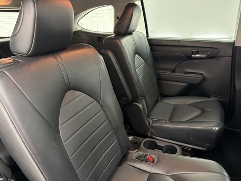 Used 2022 Toyota Highlander XLE FWD image 29