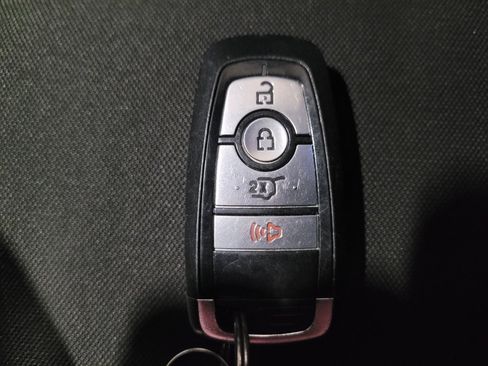 Used 2022 Ford Explorer XLT AWD/4WD image 32