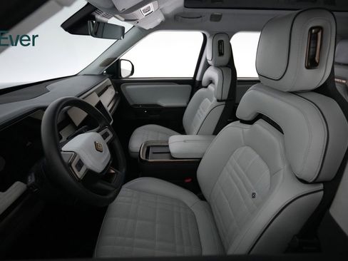 Used 2025 Rivian R1S Premium image 4