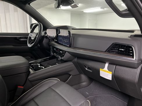 New 2025 Chevrolet Suburban Premier image 66