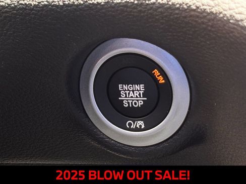 New 2025 Chrysler Pacifica Limited w/ Uconnect Theater Family Group image 17