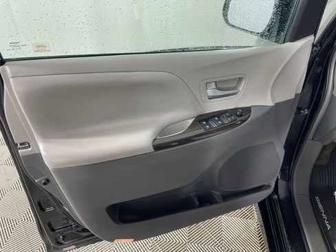 Used 2018 Toyota Sienna XLE image 14