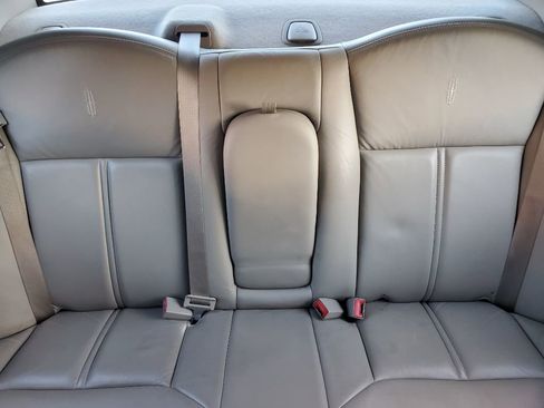 Used 2006 Lincoln Town Car Signature Limited image 19