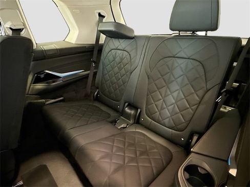 Used 2025 BMW X7 xDrive40i w/ Climate Comfort Package image 21